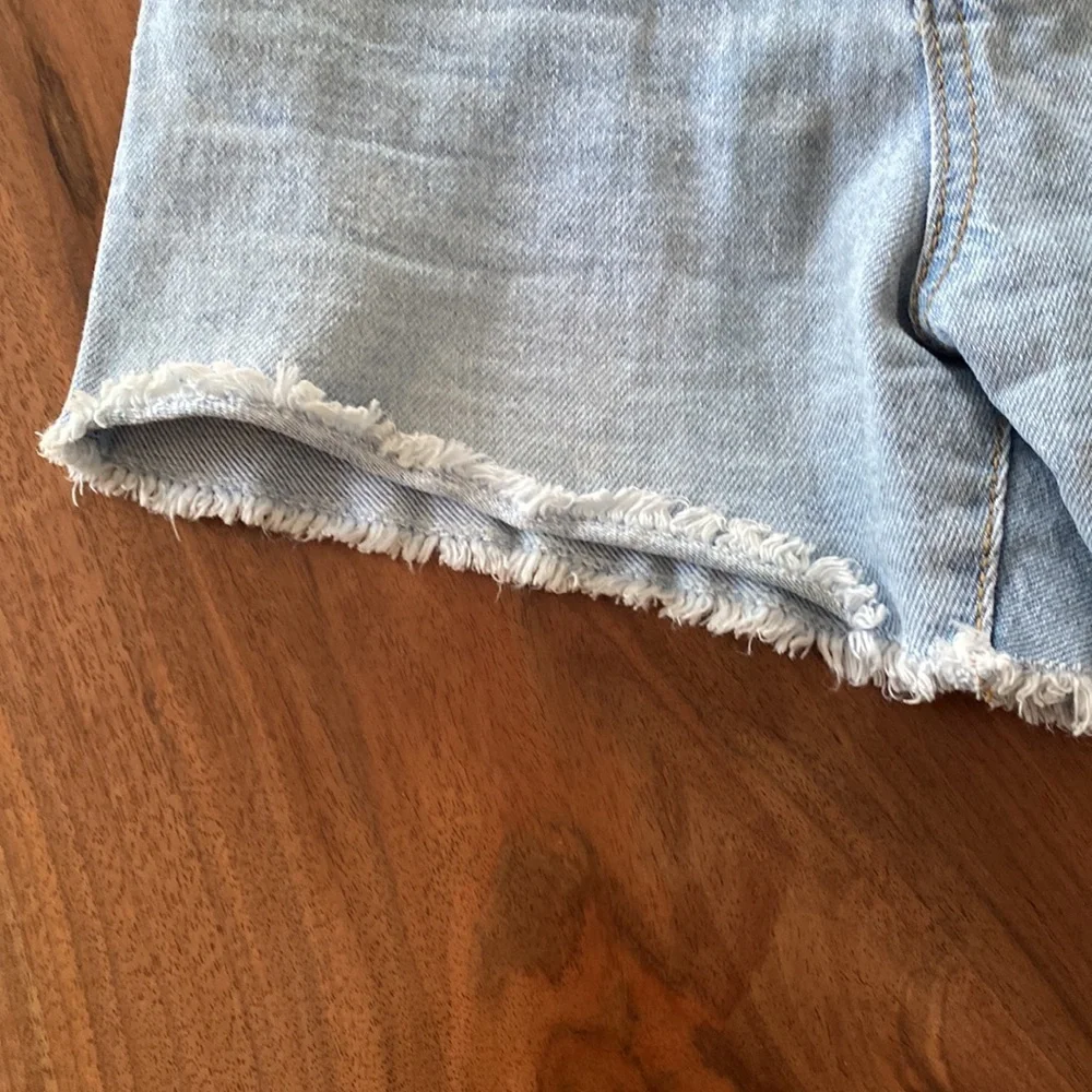 Levi’s girls size 6 high rise A line denim shorts with raw hem